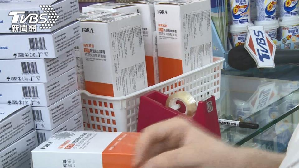 不少藥局大排長龍，只為民眾要購買快篩試劑。（圖／TVBS資料照）