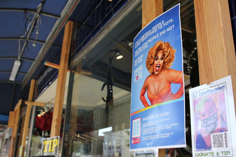 Un cartel de "Drag Out the Vote", que fomenta la participación y el registro de los votantes, cuelga fuera de una tienda en San Francisco, California, EEUU