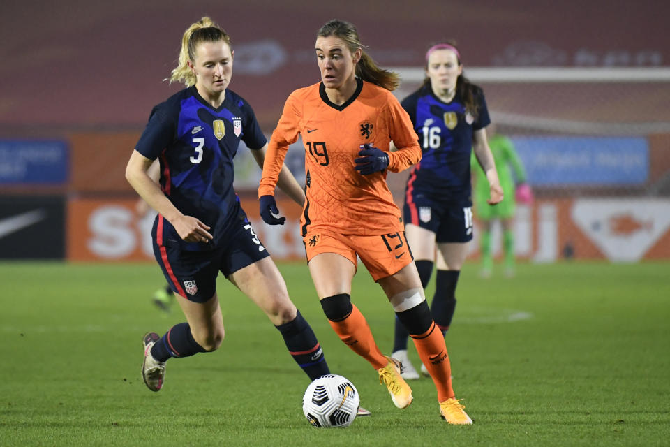 Netherlands' Jill Roord, center, and United States' Samantha Mewis, left, vie for the ball during the international friendly women's soccer match between The Netherlands and the US at the Rat Verlegh stadium in Breda, southern Netherlands, Friday Nov. 27, 2020. (Piroschka van de Wouw/Pool via AP)