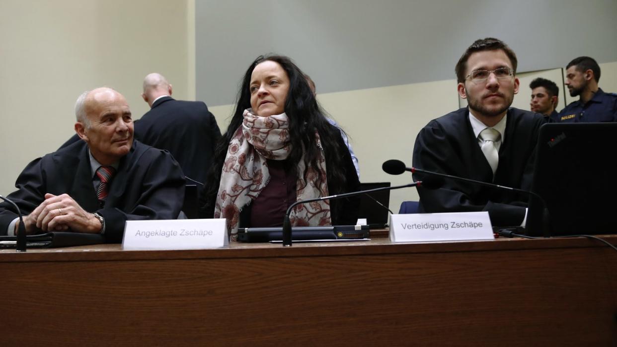 Beate Zschäpe neben ihren Anwälten Hermann Borchert (l) und Mathias Grasel im Gerichtssaal im Oberlandesgericht in München. Foto: Matthias Schrader/AP POOL