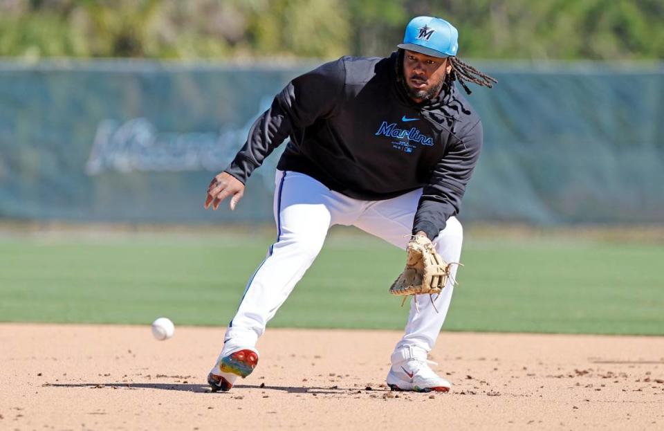 El primera base de los Marlins Josh Bell fildea en una práctica en el entrenamiento de primavera, el 20 de febrero de 2024 en Jupiter, Florida.