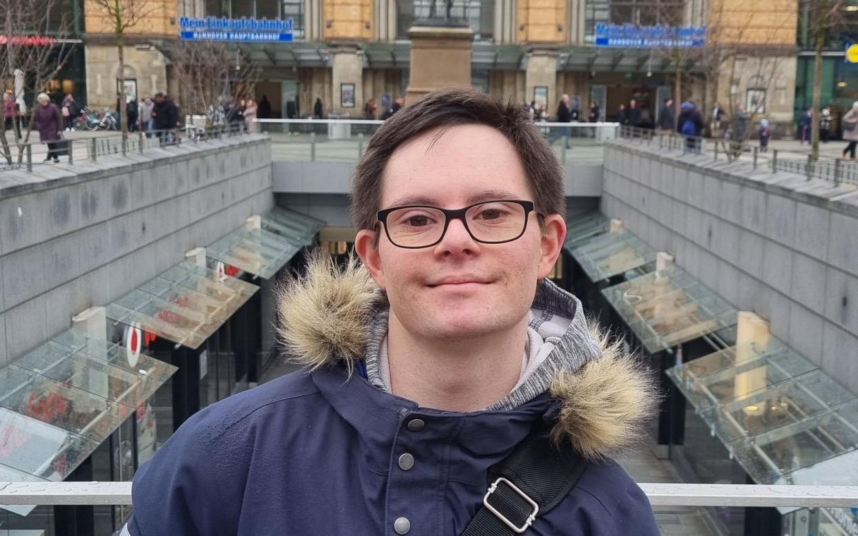 Tim Valerian Alberti (21) spricht im Interview über seine Träume - der junge Mann hat noch viel vor. Doch jetzt heißt es erst einmal "und bitte!" am Set der Kultserie "Rote Rosen". Am Montag, 14. August, um 14.10 Uhr, gibt er sein Debüt. Dass sein beruflicher Werdegang für einen Menschen mit Trisomie 21 nicht selbstverständlich ist, weiß Alberti ... (Bild: privat)