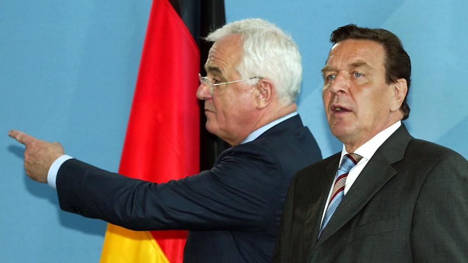 Der damalige Bundeskanzler Gerhard Schröder mit Peter Hartz, dem Schöpfer der Hartz-IV-Reform. Foto: Wolfgang Kumm