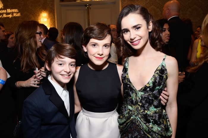 Lily Collins junto a Millie Bobby Brown 