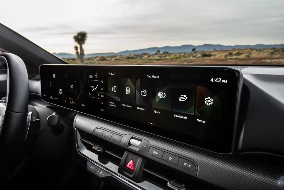 整個儀表台都被螢幕佔據，而且這套系統與EV9車上的最新系統相同，有著OTA無線更新功能。
