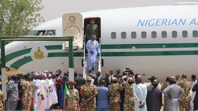The President of Nigeria disembarking from the country&#39;s Boeing Business Jet