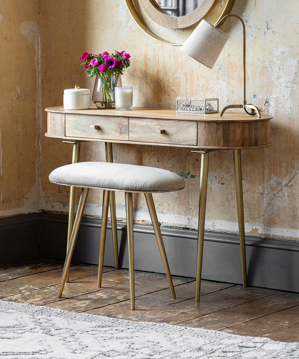 20. Save space with a desk-come-dressing table design