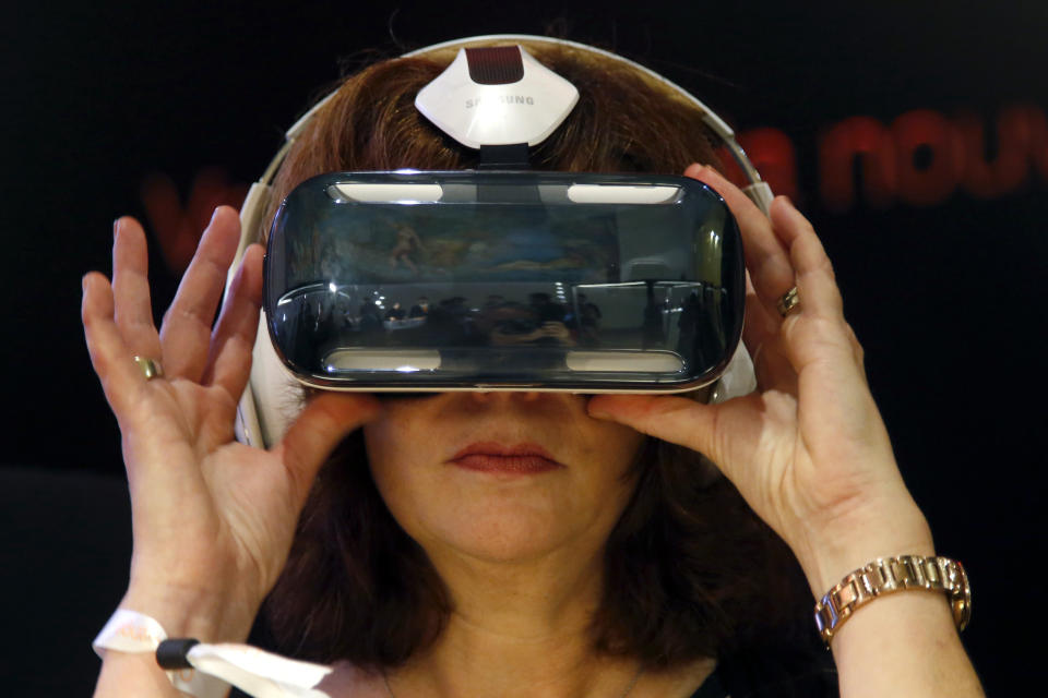 An attendee tries an Oculus-powered Samsung Gear VR headset during the French telecom Orange annual company's innovations show in Paris October 2, 2014.  REUTERS/Charles Platiau   (FRANCE - Tags: BUSINESS TELECOMS TPX IMAGES OF THE DAY)