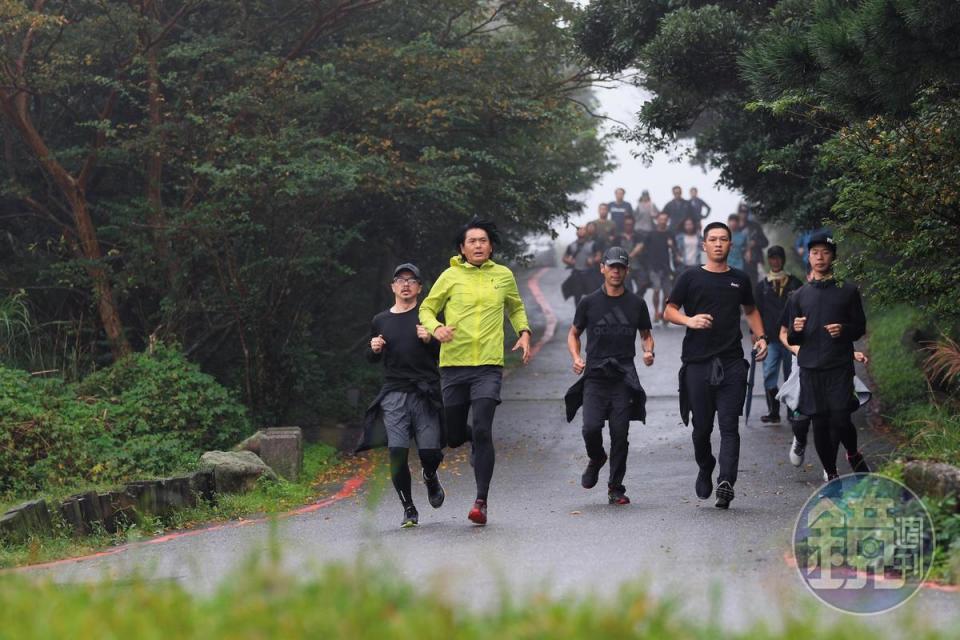 發哥每天清晨必定外出運動，他連續兩天在陽明山二子坪晨跑，風雨無阻。