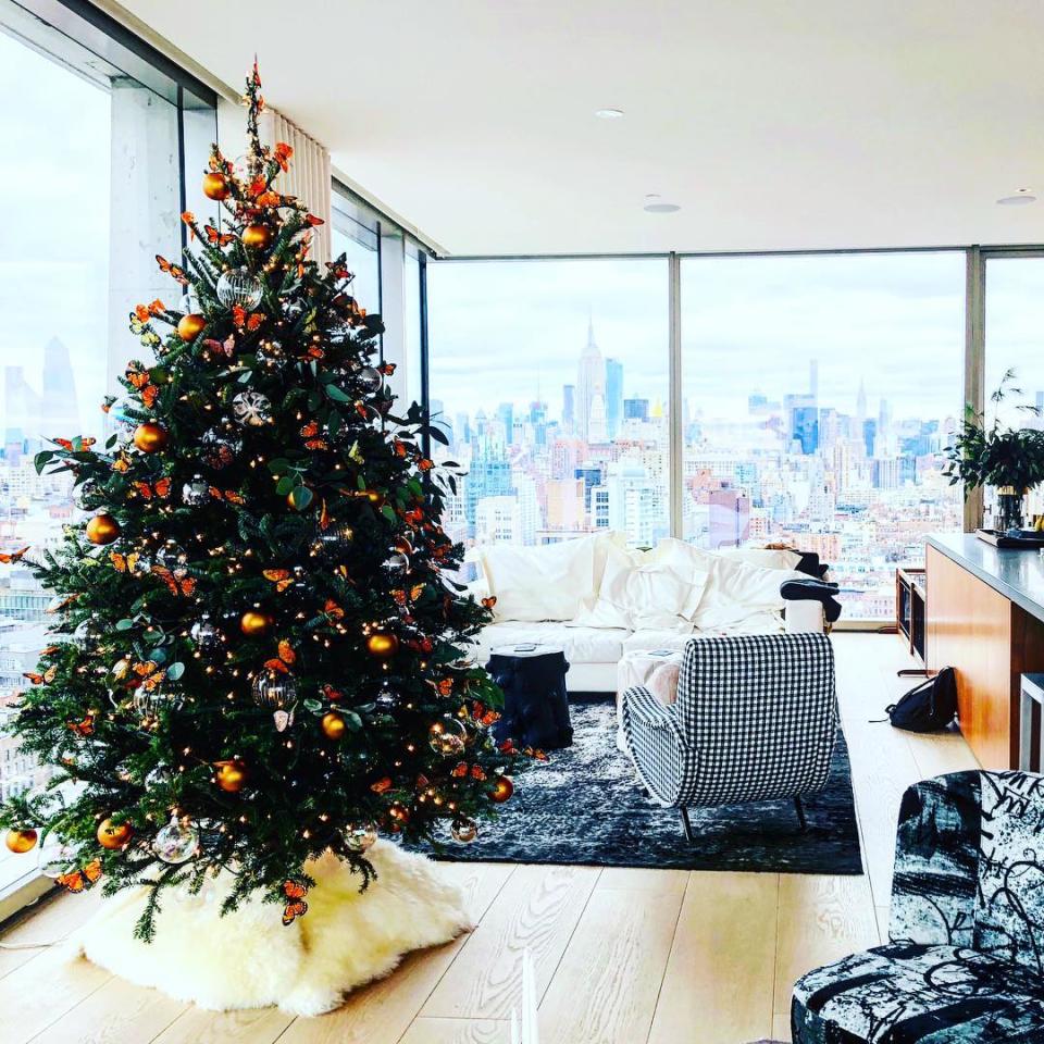 <p>Bei genauem Hinsehen entdeckt man die Schmetterlinge, die überall auf diesem magischen Baum sitzen. Er wurde von Erin Swift, Gründerin des New York City Weihnachtsbaum-Concierge-Unternehmens Holiday Workroom, designt. Orange Kugeln spiegeln die Flügelfarbe wider, während ein Schaffell um den Stamm als weicher Landeplatz dient. <br>(Foto mit freundlicher Genehmigung von Holiday Workroom) </p>