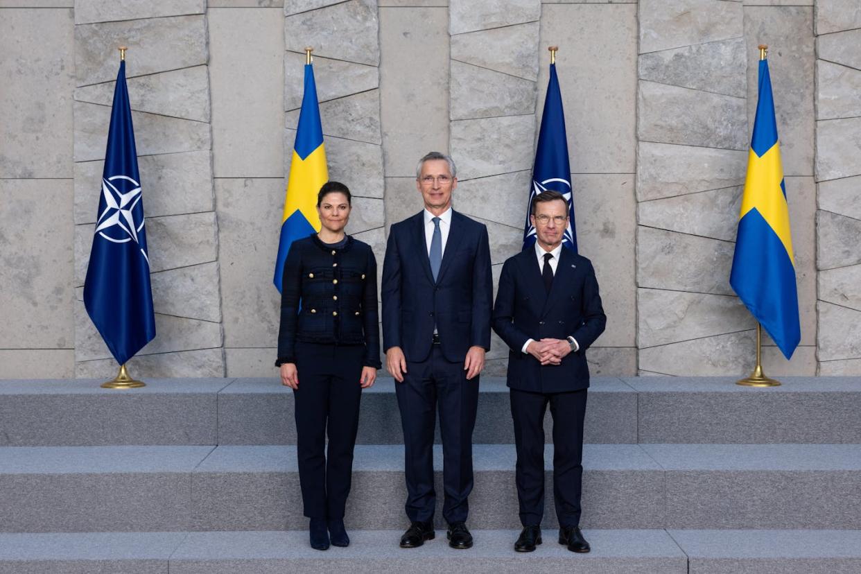 La princesa heredera de Suecia, Victoria, con el secretario general de la OTAN, Jens Stoltenberg, y Ulf Kristersson, primer ministro de Suecia. <a href="https://www.nato.int/cps/en/natohq/photos_223523.htm" rel="nofollow noopener" target="_blank" data-ylk="slk:OTAN;elm:context_link;itc:0;sec:content-canvas" class="link ">OTAN</a>