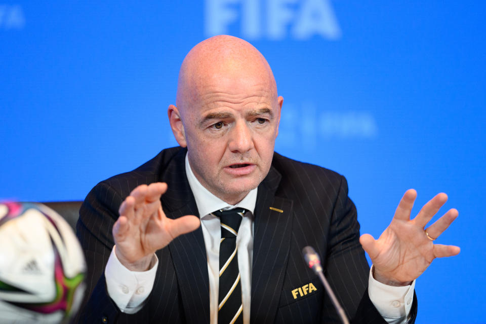 ZURYCH, SZWAJCARIA — 20 PAŹDZIERNIKA: Prezydent FIFA Gianni Infantino przemawia podczas posiedzenia Rady FIFA na stadionie FIFA 20 października 2021 r. w Zurychu w Szwajcarii.  (Zdjęcie: Harold Cunningham – FIFA/FIFA przez Getty Images)