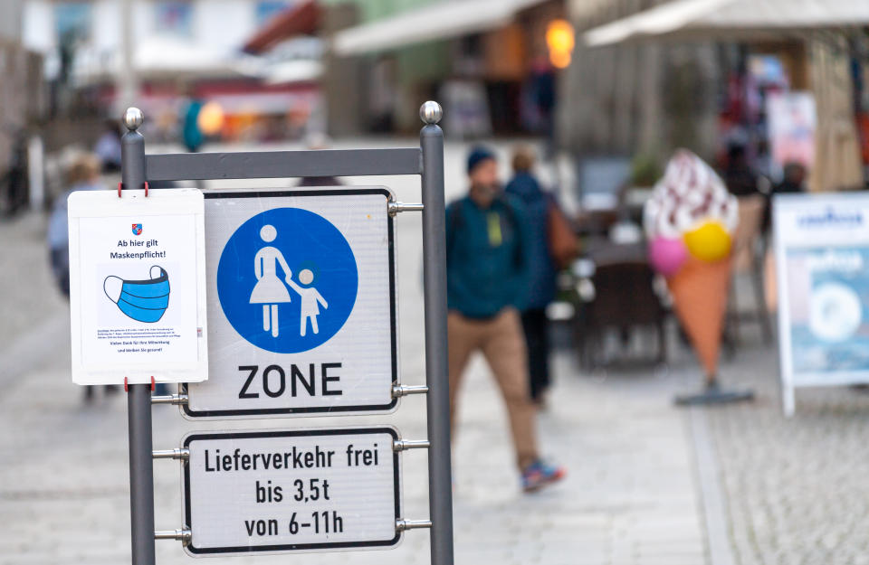 Berchtesgaden: Ein Schild mit der Aufschrift «Ab hier gilt Maskenpflicht!» hängt am Eingang der Fußgängerzone. (Bild: Peter Kneffel/dpa)