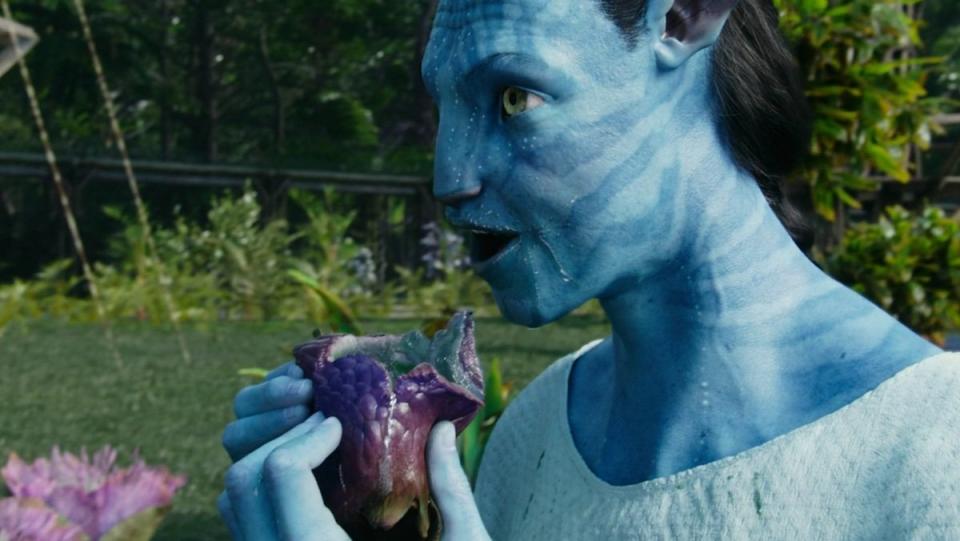 Na'vi Sully eating a purple Yovo Fruit in Avatar
