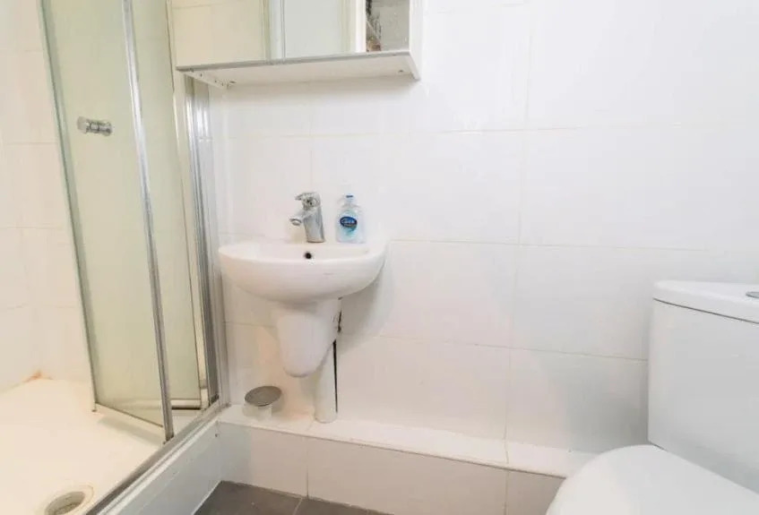 There is a clear space between the sink and the wall. Photo: Zoopla