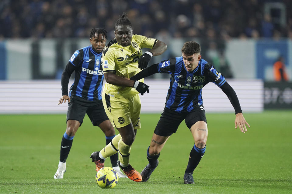 Matteo Ruggeri del Atalanta pelea por el balón con Festy Ebosele del Udinese en el encuentro en el Estadio Gewiss en Bergamo, Italia el sábado 4 de marzo del 2023. (Spada/LaPresse via AP)