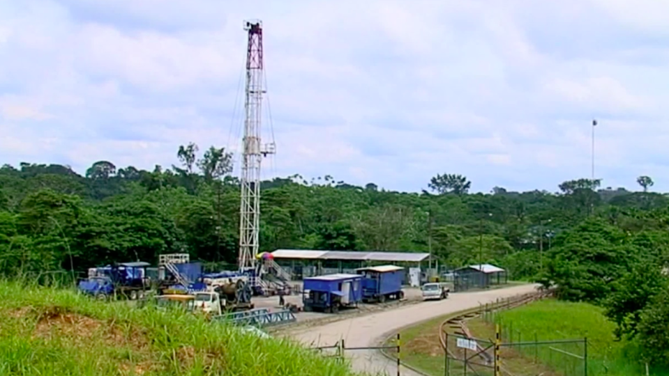 La industria petrolera y maderera en el Amazonas ecuatoriano contamina los ríos y enferma a las tribus aisladas. (Captura de pantalla)