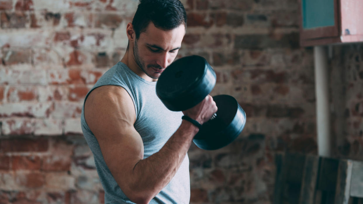  Best home dumbbell workout for beginners: Man doing dumbbell bicep curls. 