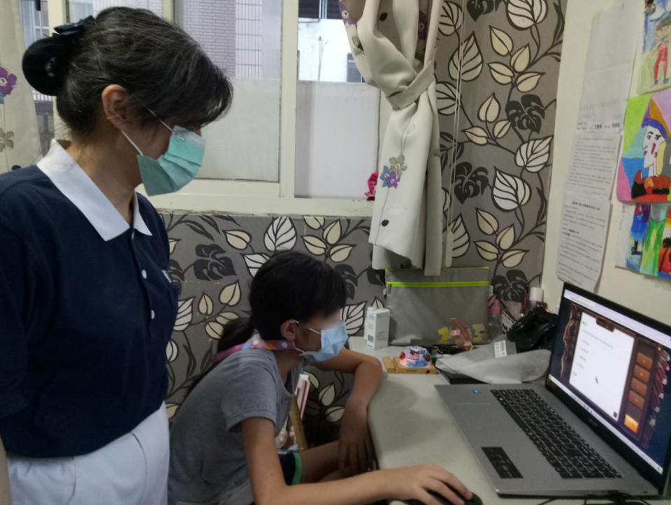 案家小妹在暑假期間參加「青年線上伴學趣！」計畫，慈濟志工幫他申請到一臺筆電。