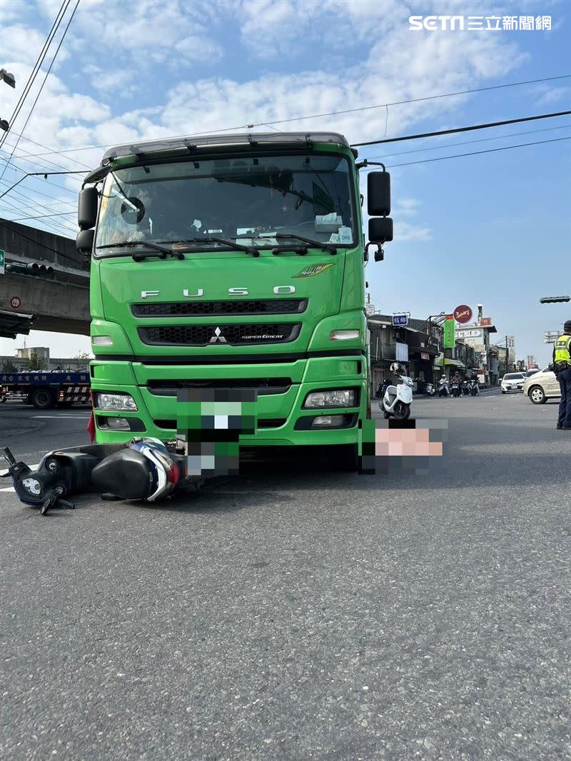 台南市永康區發生一起死亡車禍，油罐車右轉撞輾，機車騎士當場死亡。（圖／翻攝畫面）