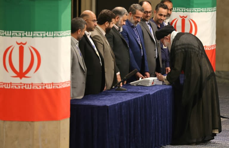 El líder supremo de Irán, el ayatolá Ali Jamenei, a punto de votar para las elecciones presidenciales en Teherán, el 28 de junio de 2024 (ATTA KENARE)