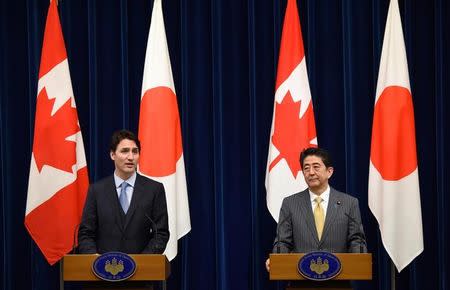 Canadian Prime Minister Justin Trudeau (L) and his Japanese counterpart Shinzo Abe attend their joint news conference at Abe's official residence in Tokyo, Japan, May 24, 2016, ahead of the Ise-Shima G7 summit meetings. REUTERS/Toru Yamanaka/Pool