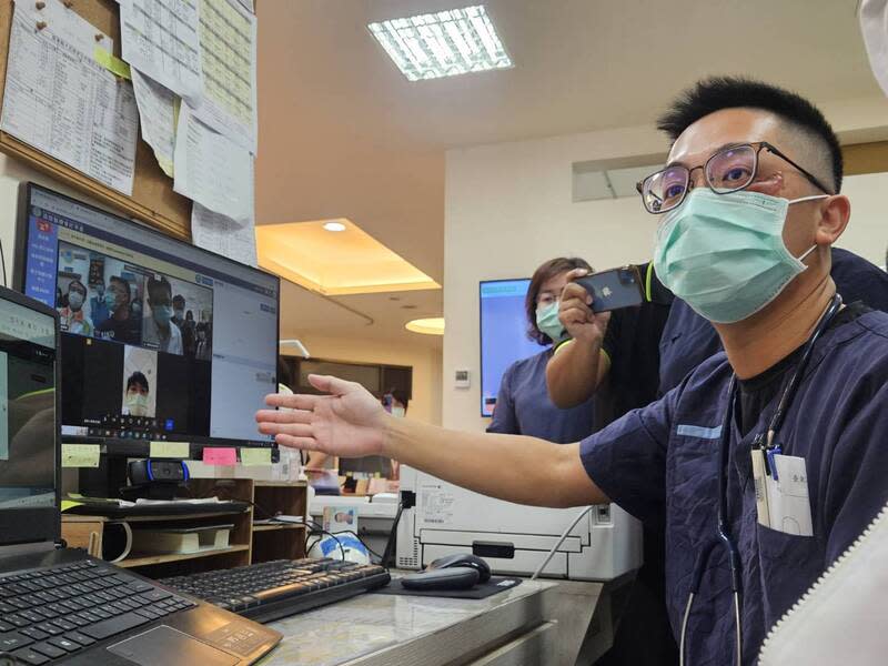 支援台東大武衛生所的高醫急診部主治醫師王品涵 （圖），已到大武服務2年、每個月約2至4天必須坐1.5小時火車才能到衛生所。中央社記者陳婕翎攝  112年12月16日