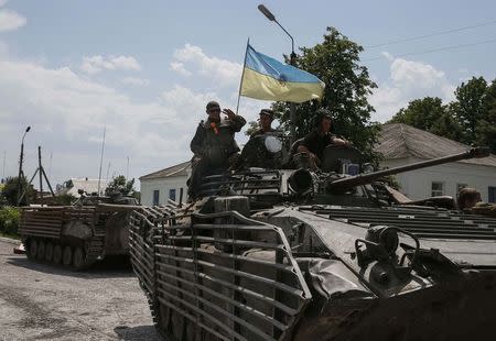 Ukrainian troops are pictured in the eastern Ukrainian town of Seversk July 12, 2014. REUTERS/Gleb Garanich