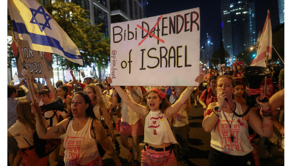 2024年6月22日，以色列民眾在特拉維夫抗議，有示威者控訴總理納坦雅胡無法保衛國家。路透社