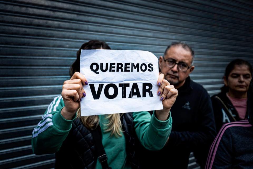 A group of Venezuelan residents in Argentina demonstrated their desire to vote at the door of their Embassy. In spite of obstacles and the imposition of requirements that exceed what is established by law, the Venezuelan diaspora in Argentina came to demand their right to register in the Electoral Registry to be able to vote against the dictatorship of Nicolás Maduro.