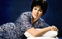 "Walkin After Midnight", "Crazy", "I Fall To Pieces", das waren ihre großen Hits. Patsy Cline gehörte in den späten 50-ern und frühen 60-ern zu den Stars der amerikanischen Musik- und insbesondere Country-Szene. Die Sängerin aus Winchester, Virginia, wurde nur 30 Jahre alt. Cline starb am 5. März 1963 bei einem Flugzeugabsturz. 1973 wurde sie als erste Frau überhaupt in die Country Music Hall of Fame aufgenommen. (Bild: GAB Archive/Redferns/Getty Images)