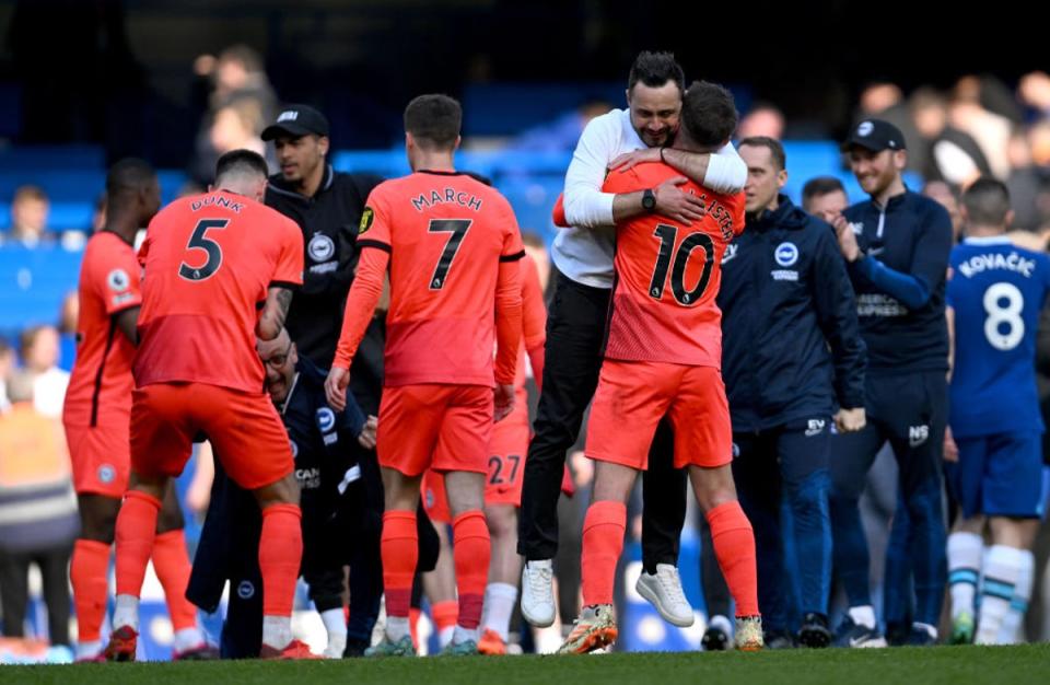 Roberto De Zerbi celebrates with Alexis Mac Allister and Brighton players at Chelsea (Getty)