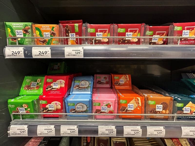 Bars from German chocolate manufacturer Ritter Sport lie on the shelves of a supermarket chain in Moscow. The company was initially slammed for continuing to deliver its trademark square bars to Russia. It later decided to halt investments into the market including advertisements and began donating profits from Russian business to humanitarian organizations Ulf Mauder/dpa
