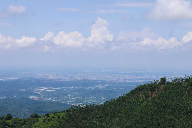 阿里山森林冷氣火車停留獨立山第三觀景平台，海拔743公尺，俯瞰嘉南平原最佳視野。（圖∕雄獅旅遊提供）  