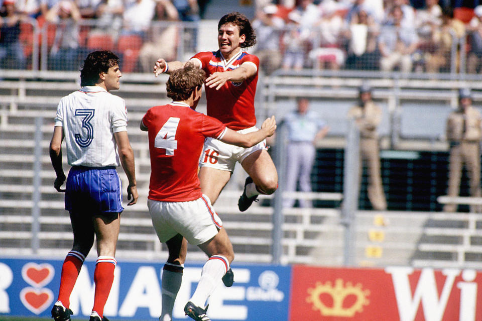 Der Engländer Bryan Robson (r) feiert mit Teamkollege Terry Butcher (c), nachdem er das schnellste Tor in der WM-Geschichte erzielt hat – nur 27 Sekunden nach dem Anpfiff (Foto von Peter Robinson/EMPICS via Getty Images)