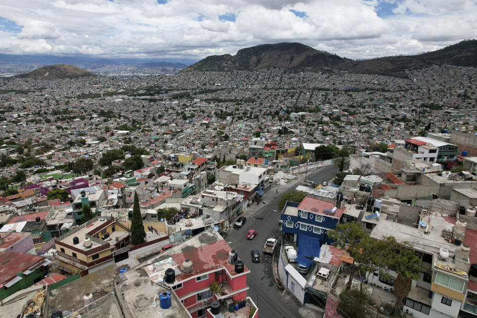 Una vista aérea del vecindario de Cuautepec, en Ciudad de México, el viernes 21 de junio de 2024. En el vecindario hay tantos Beetles Volkswagen antiguos que la zona se ha ganado el apoyo de "Vocholandia". (AP Foto/Aurea Del Rosario)