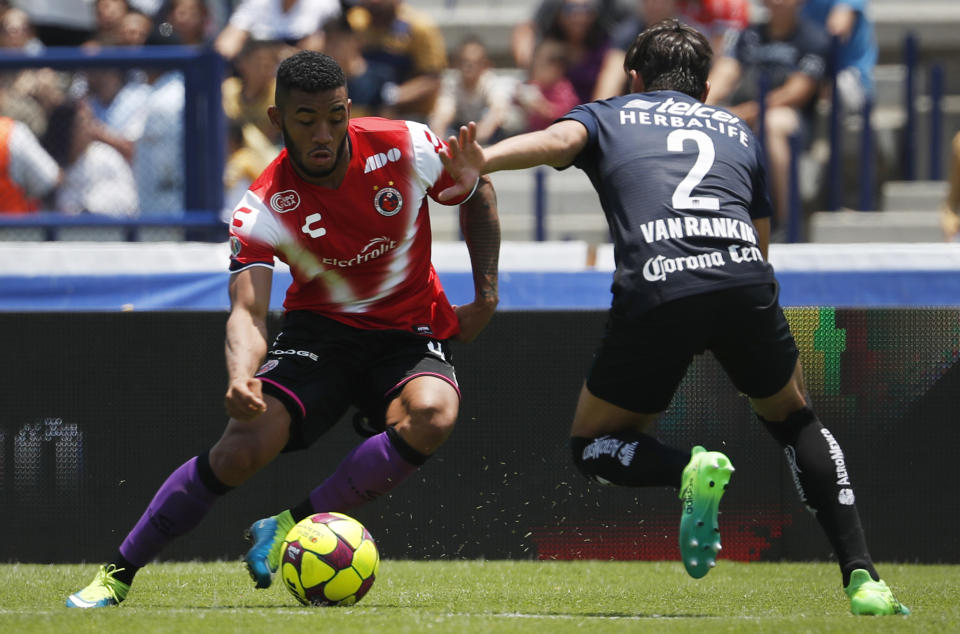 Freddy Hinestroza (izquierda) de Veracruz pugna un balón con Josecarlos Van Rankin de Pumas en un partido de la liga mexicana, el domingo 23 de abril de 2017. (AP Foto/Eduardo Verdugo)