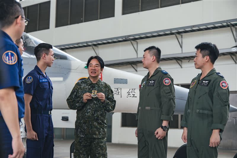 賴清德總統日前前往臺中清泉崗基地視導「空軍第三戰術戰鬥機聯隊」，並以錄影方式為「國軍精神戰力專案教育」錄製勗勉談話。（圖／軍聞社提供)