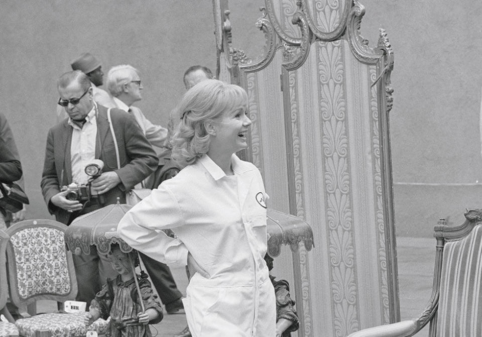 1970: Debbie Reynolds Leaves Her TV Show Over Cigarette Ads