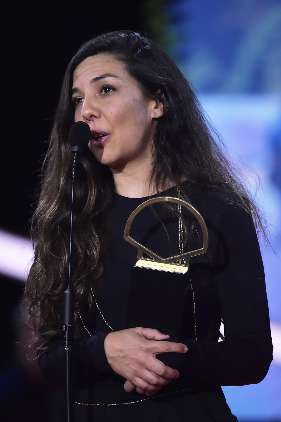 La directora colombiana Laura Mor tras recibir la Concha de Oro a la mejor película por "Los reyes del mundo" en la 70a edición del Festival de Cine de San Sebastián en San Sebastián, España, el 24 de septiembre de 2022. (Foto AP/Álvaro Barrientos)