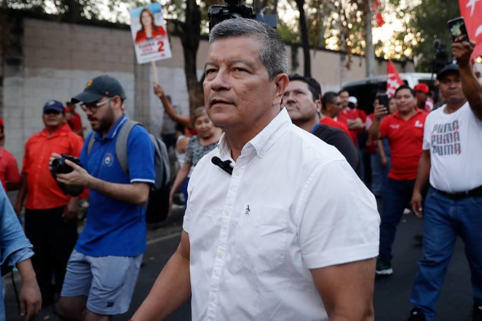 Con los títulos de exalcalde y exdiputado en su haber, el izquierdista Manuel Flores, candidato presidencial del opositor Frente Farabundo Martí para la Liberación Nacional (FMLN), ocupa por sorpresa el segundo puesto de las preferencias electorales en El Salvador, definiéndose como “la esperanza” a pesar de sus pocas posibilidades de ganar.