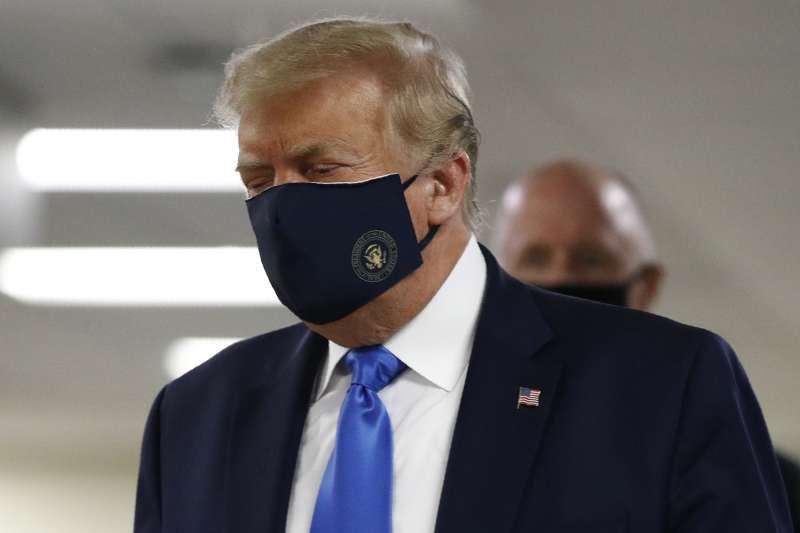 2020年7月11日，新冠病毒肆虐美國近半年，川普總統終於在公開場合戴上口罩（AP）