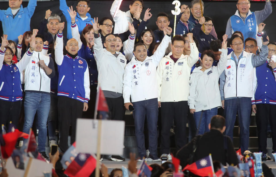 國民黨12日晚間舉辦選前之夜，國民黨總統候選人侯友宜（中）最後上台致詞後，帶領現場所有的來賓一同高喊凍蒜。 （鄭任南攝）