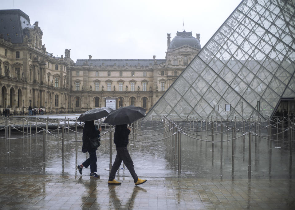 The Louvre was empty of tourists following the move to close its doors over coronavirus fears. (AP Foto/Rafael Yaghobzadeh)