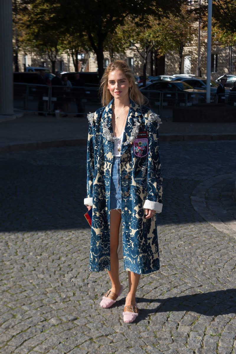 <p>Stylish lässig zeigte sich auch Chiara Ferragni vor der Show von Miu Miu. Die Fashion-Designerin kombinierte eine ornamentverzierten Mantel des Labels zum abgeschnittenen Jeans-Mini und weißem Shirt. (Bild: ddp Images)</p>