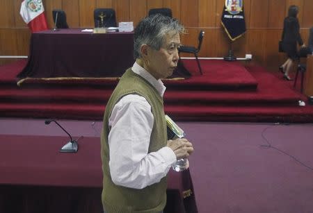 Foto de archivo del ex presidente peruano Alberto Fujimori dejando la corte durante un juicio en Lima. Jun 6, 2014. Perú está más cerca de recuperar hasta 50 millones de dólares relacionados con actos de corrupción en contratos de compra y venta de armas que involucran al ex presidente Alberto Fujimori, de acuerdo a un grupo con sede en Suiza que da asesoría legal al país sudamericano. REUTERS/Enrique Castro-Mendivil