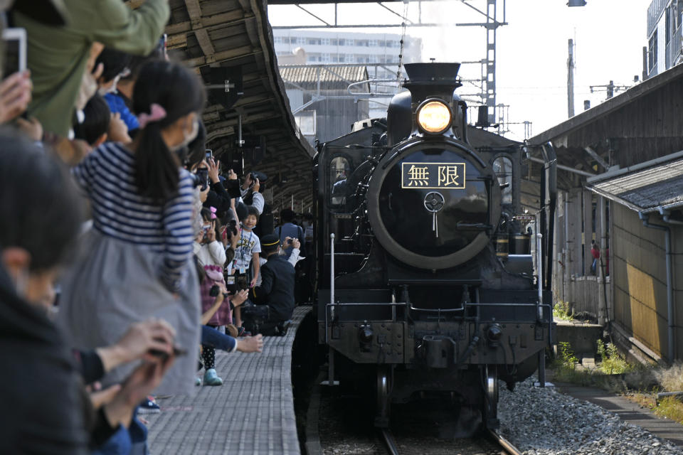 日本JR九州與「鬼滅之刃」聯名推出無限列車。 圖／摘自推特