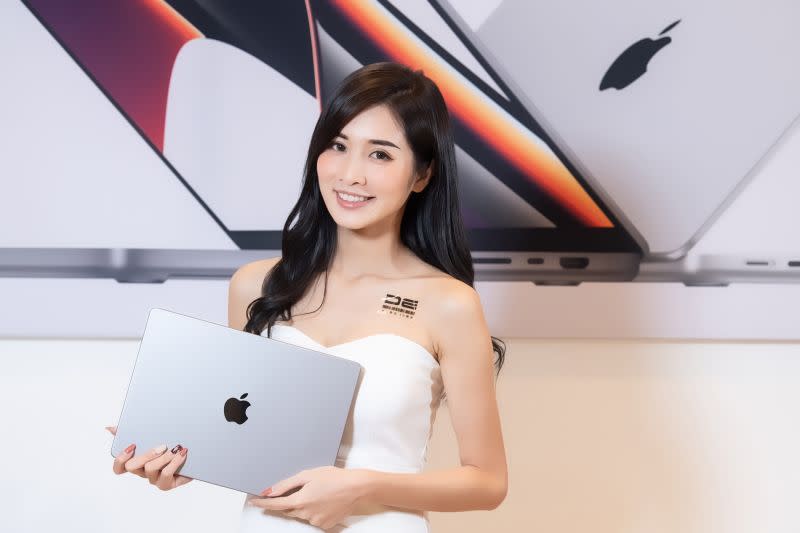 ▲德誼數位母親節檔期，凡買 MacBook 全系列商品搭配 Apple Care+就送 1,500 元購物金，再加碼超值大禮包(圖／廠商提供)