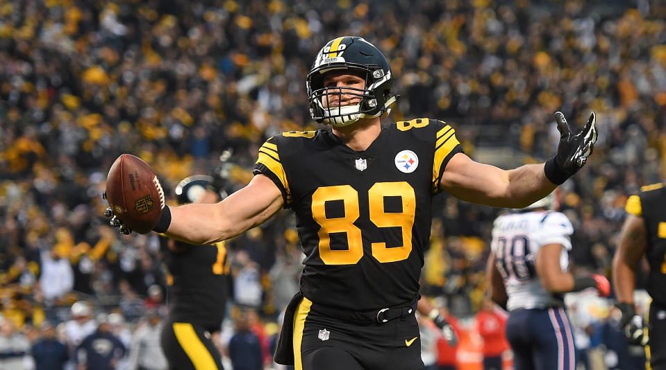 Steelers tight end Vance McDonald could grab a lot of the targets up for grabs in Pittsburgh. (Photo by Joe Sargent/Getty Images)