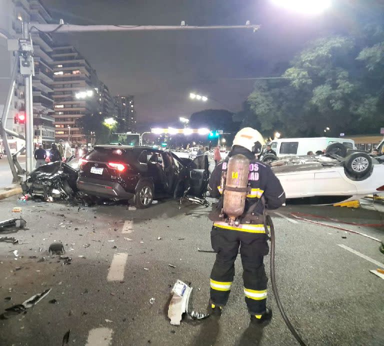 Los bomberos tuvieron que intervenir para salvar a algunos de los ocupantes de los vehículos que chocaron